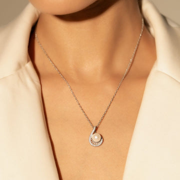 Pearl Arc Pendant With Chain