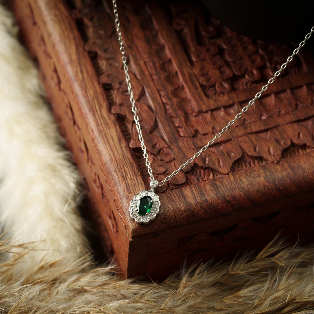Emera Royale Pendant With Chain