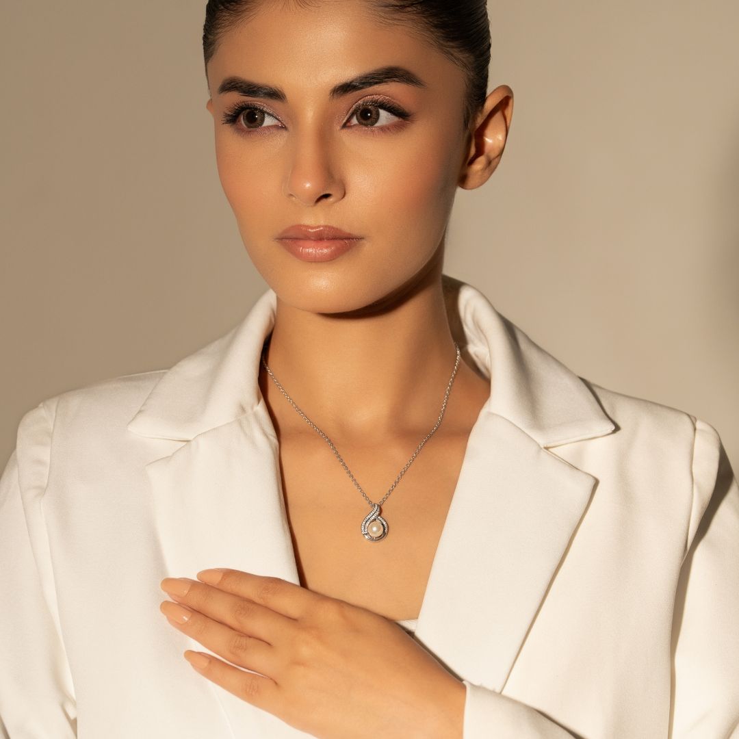 Velora Pearl Grace Pendant With Chain