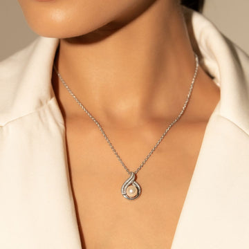 Velora Pearl Grace Pendant With Chain