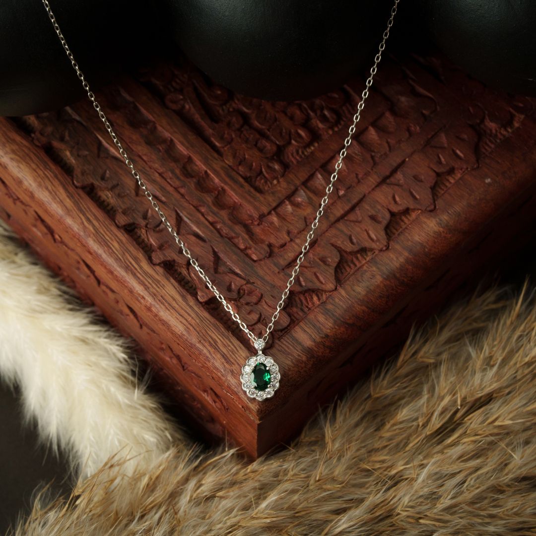 Emera Royale Pendant With Chain
