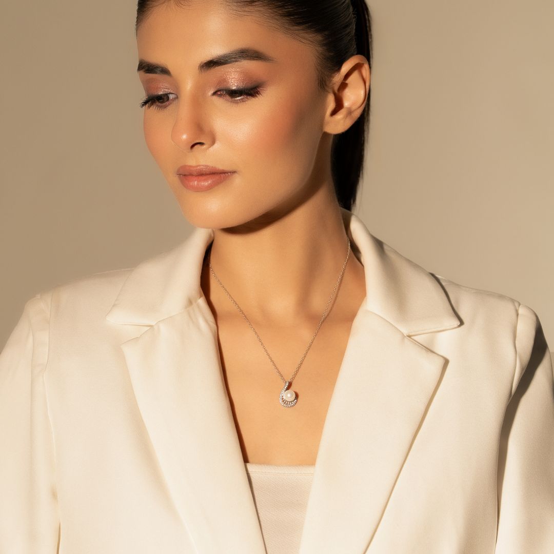 Pearl Arc Pendant With Chain