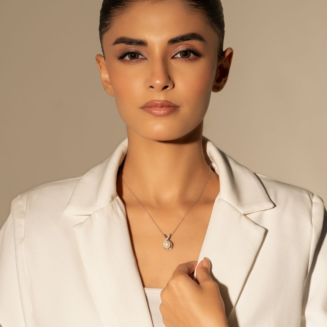 Knot Drop Pendant With Chain
