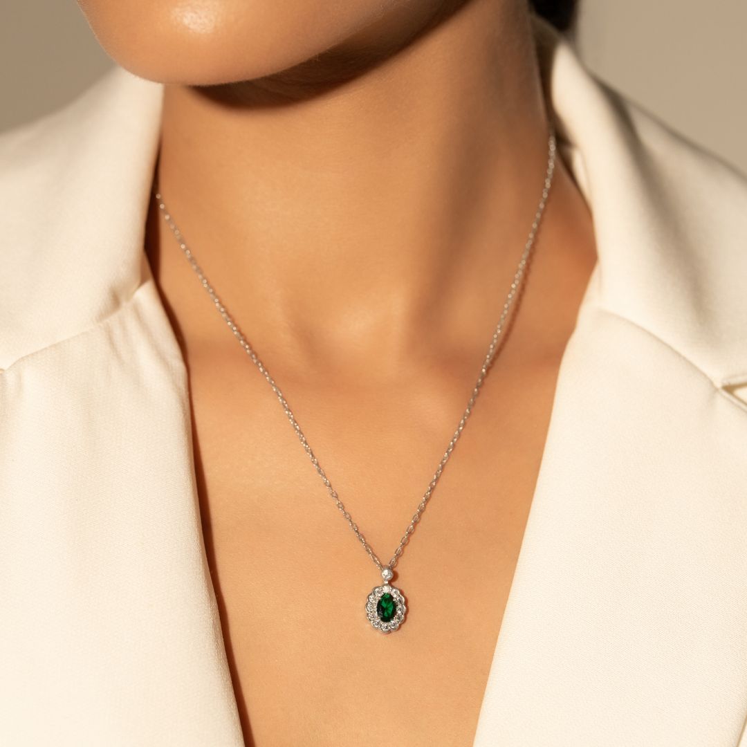 Emera Royale Pendant With Chain